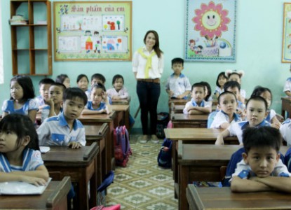 Mỹ Tâm mặc giản dị, làm cô giáo 'bất đắc dĩ' ở Quảng Nam