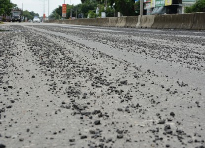 Quảng Nam: Nguy hiểm rình rập trên Quốc lộ 1A vì đá dăm rơi vãi hàng trăm mét