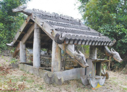 Nhà mồ độc đáo của người Cơ Tu ở thôn ALiêng, xã ATing (Đông Giang - Quảng Nam)