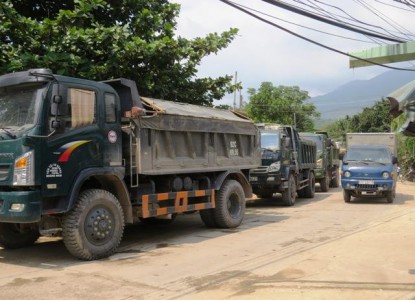 Đại Đồng (Đại Lộc): Dân chặn xe tải chở cát, đất sét trên tuyến ĐT 609
