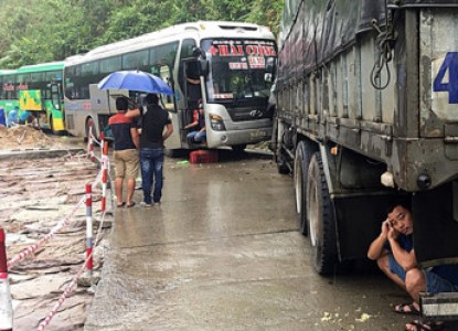 Quảng Nam: Xe khách va chạm ôtô tải, đèo Lò Xo tê liệt 5 giờ liền