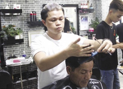 Chàng trai 8x hớt tóc miễn phí cho người nghèo ở phố Hội An