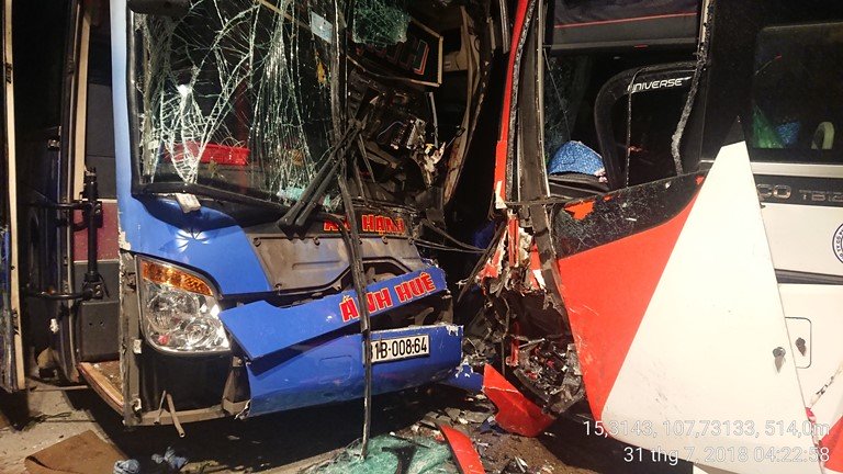 Lại tai nạn ở Quảng Nam, 2 xe giường nằm đối đầu vỡ nát