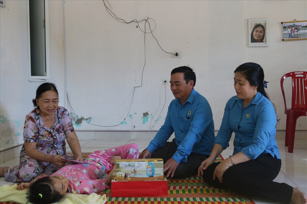 tịch LĐLĐ tỉnh Quảng Nam Phan Xuân Quang đến thăm, tặng quà cho các em khuyết tật. Ảnh: Đ.V