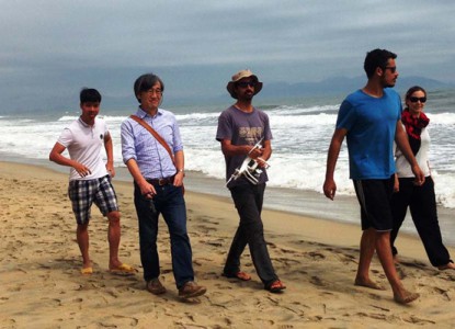 GS Tanaka (thứ hai từ trái qua) cùng các nhà khoa học quốc tế tại bờ biển Cửa Đại, Hội AnẢNH: MINH QUÂN