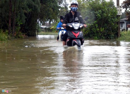 Mưa lớn, làng quê Quảng Nam ngập chìm trong nước lũ