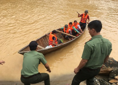 Giải cứu thành công 15 người phụ nữ bị kẹt trong rừng do mưa lũ