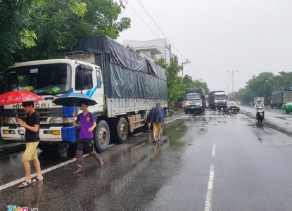 Người Quảng Nam nấu cơm cho hành khách bị kẹt giữa quốc lộ 1A do lũ