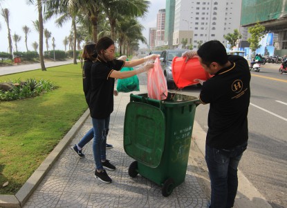 Đà Nẵng: Nhân viên, quản lý khách sạn ra quân dọn vệ sinh môi trường biển
