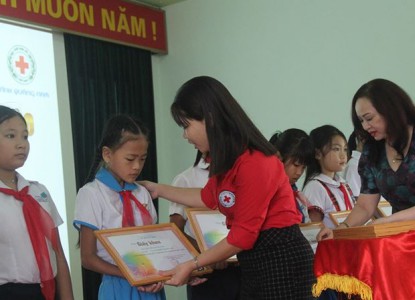 Trao học bổng cho học sinh nghèo vượt khó ở Quảng Nam