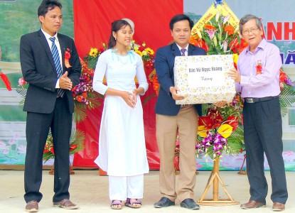 Đồng chí Vũ Ngọc Hoàng, đại diện gia đình đồng chí Võ Chí Công tặng quà cho tập thể Trường THPT Võ Chí Công