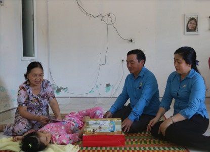 LĐLĐ Quảng Nam trao quà Trung thu sớm cho trẻ em khuyết tật