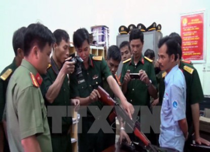 Quảng Nam: Phát hiện một xe khách chở đầy súng ống, lựu đạn