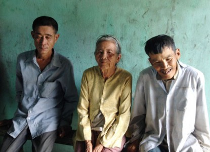 Bà Trần Thị Buội cùng hai người con trai bị tâm thần.