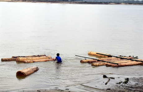 Phát hiện nhiều bè gỗ để dưới cầu Câu Lâu bắc qua sông Thu Bồn