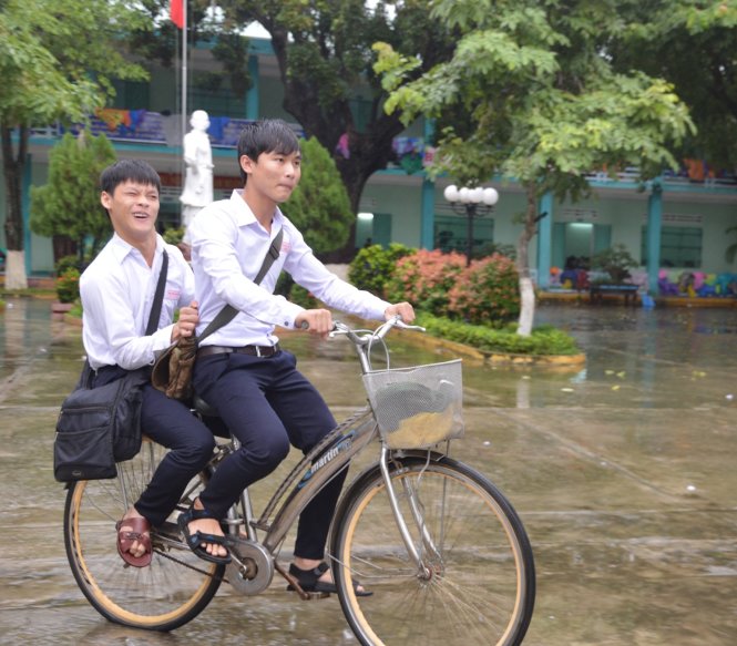 Đạp xe đưa bạn  khuyết tật đến trường