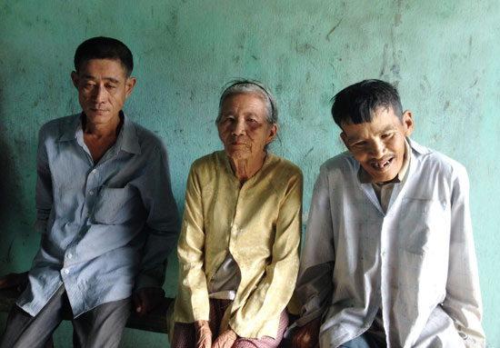 Bà Trần Thị Buội cùng hai người con trai bị tâm thần.