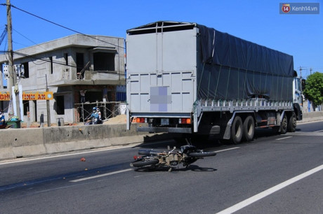 Quảng Nam: Một thiếu nữ nguy kịch khi va chạm giữa xe tải và xe máy