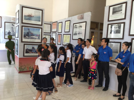 Học sinh kéo nhau đi xem triển lãm Hoàng Sa, Trường Sa